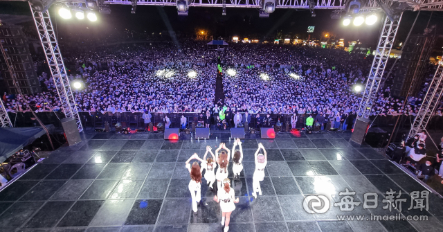 20일 저녁 경북 경산시 영남대 운동장에서 열린 2022 경산 대학인 청춘공감 페스티벌에 1만5천여명의 관객들이 운집해 축제를 즐기고 있다.