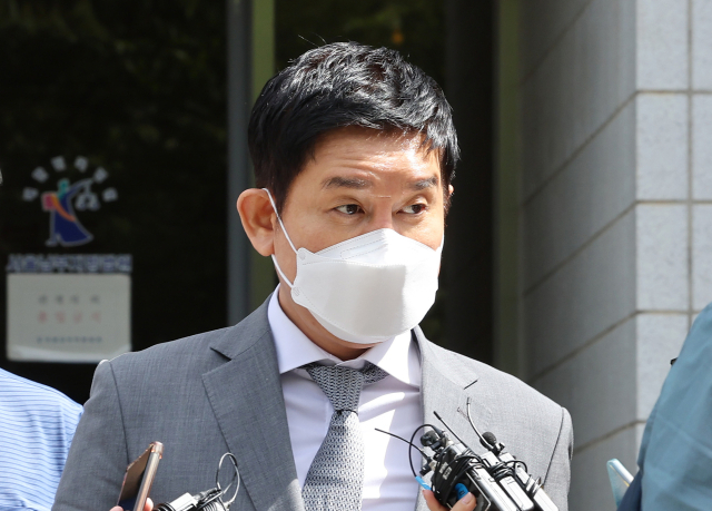 라임자산운용(라임) 사태의 핵심 인물인 김봉현 전 스타모빌리티회장이 20일 오후 서울 양천구 남부지법에서 열린 사기·유사수신행위법 위반 관련 구속 전 피의자심문(영장실질심사)를 마친 뒤 법정을 나서고 있다. 김 전 회장은 2017∼2018년 광주 등에서 비상장주식을 판매하겠다고 속여 투자자 350여 명으로부터 약 90억원을 가로챈 혐의 등을 받는다. 연합뉴스