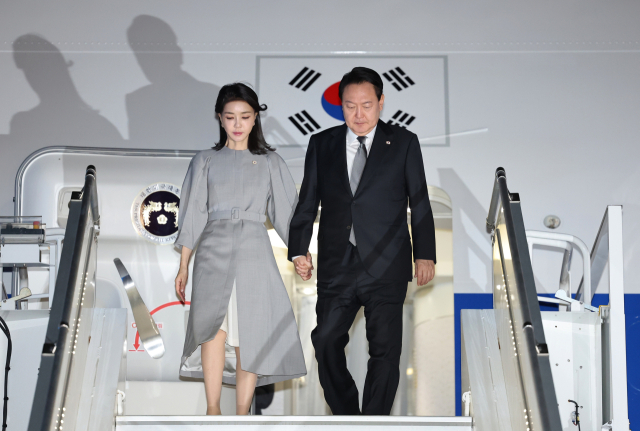 윤석열 대통령과 김건희 여사가 19일(현지시간) 미국 뉴욕 존 F. 케네디 국제공항에 도착, 공군 1호기에서 내리고 있다. 연합뉴스