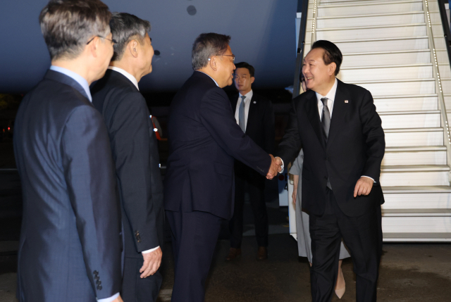윤석열 대통령이 19일(현지시간) 미국 뉴욕 존 F. 케네디 국제공항에 도착, 영접 나온 박진 외교부 장관과 악수하고 있다. 연합뉴스