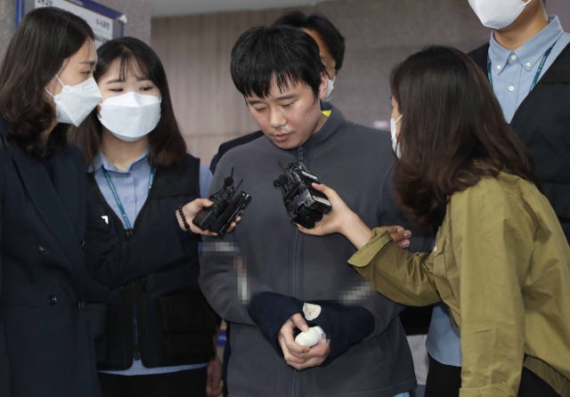 21일 신당역 살해 피의자 전주환이 남대문경찰서에서 검찰로 이송되고 있다. 경찰은 신당역 여자 화장실에서 스토킹하던 20대 여성 역무원을 살해한 혐의로 구속한 전주환을 검찰로 송치했다. 연합뉴스