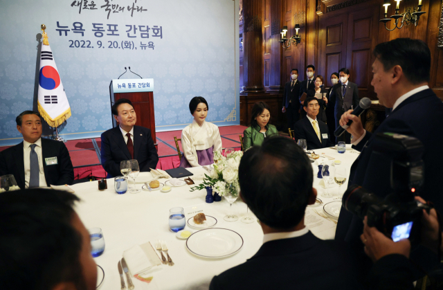 윤석열 대통령과 김건희 여사가 20일(현지시간) 미국 뉴욕 시내 한 연회장에서 열린 동포간담회에서 찰스 윤 뉴욕 한인회장의 환영사를 듣고 있다. 연합뉴스