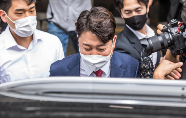 국민의힘 이준석 전 대표가 14일 오전 서울 양천구 서울남부지방법원에서 열린 국민의힘 당헌 효력 정지 가처분 심문을 마친 뒤 법원을 떠나기 위해 차에 타고 있다. 연합뉴스