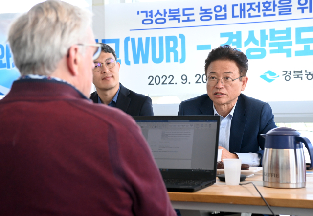 이철우 경북도지사와 배한철 경북도의회 의장, 경북농업 대전환 추진위원 등 네덜란드 연수단은 지난 20일(현지시간) 네덜란드 농업분야 세계최고 대학인 와게닝겐대학교를 방문해 경북농업 발전을 위한 협력방안을 논의하고 스마트 농업관련 연구시설을 둘러봤다. 경북도 제공