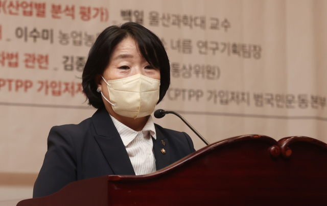 무소속 윤미향 의원이 5일 서울 여의도 국회 의원회관 대회의실에서 열린 