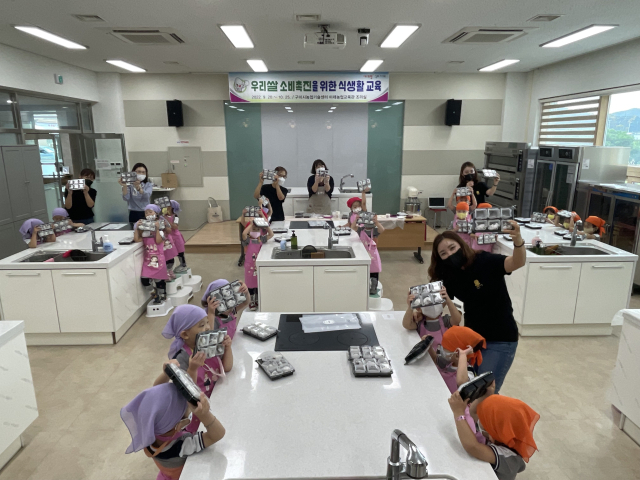 경북 구미시농업기술센터는 우리쌀 소비촉진을 위해 10월 25일까지 총 10회에 걸쳐 어린이집, 유치원 아동 300명을 대상으로 찹쌀떡 만들기 교육을 실시하고 있다. 구미시 제공