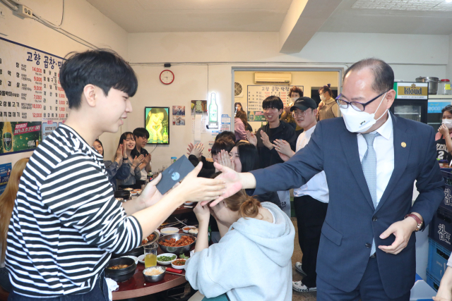 이재용 영남이공대 총장이 학생들과 게임을 진행하고 있다. 영남이공대 제공