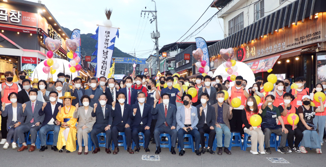 영남이공대와 안지랑 곱창골목이 함께하는 상생 축제에 참석한 주요 인사들이 기념사진을 촬영하고 있다. 영남이공대 제공