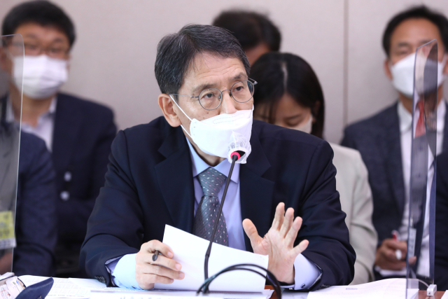 김상범 서울교통공사 사장이 20일 오전 국회에서 열린 여성가족위원회 전체회의에서 의원 질의에 답변하고 있다. 연합뉴스