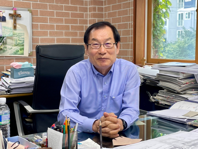후당 김인호 교수의 제자로써 후당 김인호 기념사업회 회장을 맡고 있는 김무권 현대건축 대표가 사무실에서 인터뷰에 응하고 있다. 이연정 기자