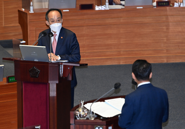 추경호 경제부총리가 21일 국회에서 열린 본회의 경제에 관한 대정부질문에서 더불어민주당 김수흥 의원의 질문에 답변하고 있다. 연합뉴스
