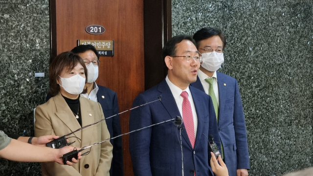 21일 국회에서 주호영 국민의힘 원내대표가 박홍근 더불어민주당 원내대표를 예방한 뒤 기자들의 질문에 답하고 있다. 이 자리에는 송언석 원내수석부대표, 양금희·박형수 원내대변인도 함께했다. 박영채 기자 pyc@imaeil.com