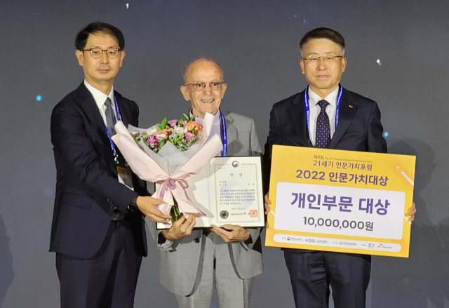 21일 개막된