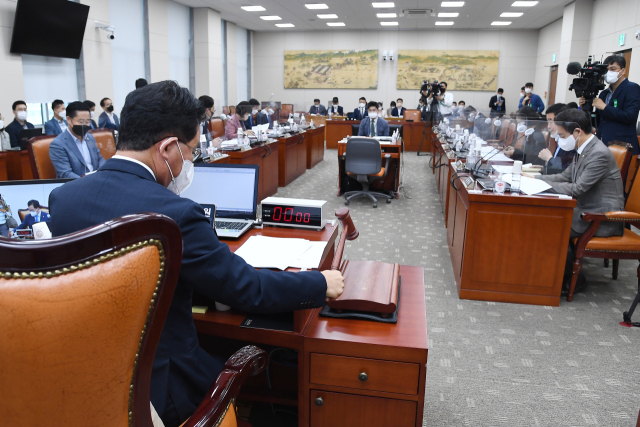 21일 국회에서 열린 교육위원회 전체회의에서 유기홍 위원장이 회의를 주재하고 있다. 연합뉴스