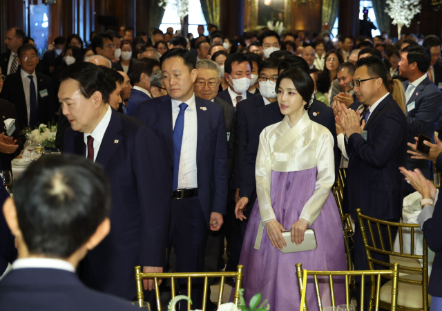 윤석열 대통령과 김건희 여사가 20일(현지시간) 미국 뉴욕 시내 한 연회장에서 열린 동포간담회에 입장하고 있다. 연합뉴스