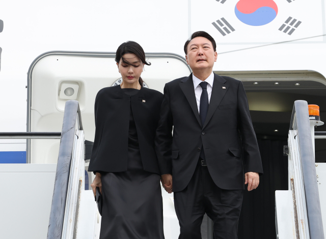영국, 미국, 캐나다 순방에 나선 윤석열 대통령과 김건희 여사가 18일 오후 영국 런던 스탠스테드 국제공항에 도착, 공군 1호기에서 내리고 있다. 연합뉴스