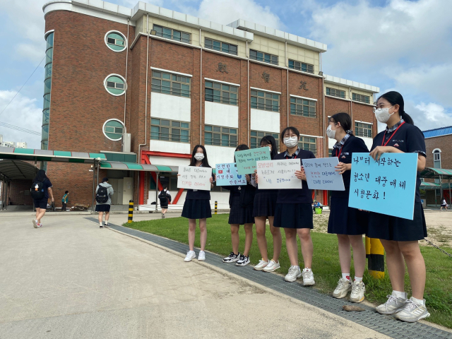 포항여자고등학교 1학년 학생들이 제13회 청소년사회참여 발표 대회 준비를 위해 학생들을 상대로 건전한 대중매체 문화 확산 캠페인을 펼치고 있다. 학생 제공