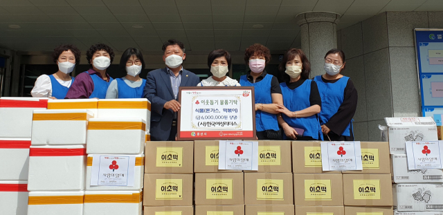 (사)한국여성리더스 정인숙 회장과 회원들이 22일 경산시에 600만원 상당의 식품을 기탁했다.