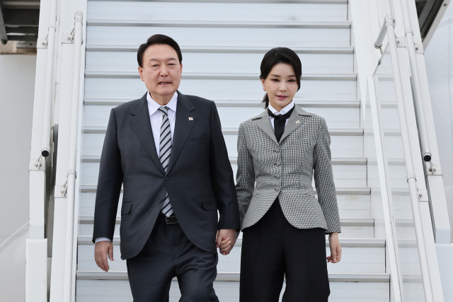 윤석열 대통령과 김건희 여사가 22일(현지시간) 캐나다 토론토 피어슨 국제공항에 도착, 공군 1호기에서 내리고 있다. 연합뉴스