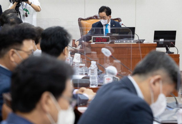 유기홍 국회 교육위원회 위원장이 23일 오전 서울 여의도 국회에서 열린 교육위원회 전체회의에서 의사봉을 두드리고 있다. 연합뉴스