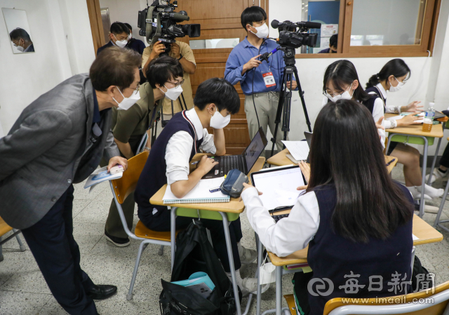 23일 경북대 사범대 부속 고교에서 전국 시도교육감들이 참관한 국제바칼로레아(IB) 교육프로그램 수업이 진행되고 있다. IB교육은 주입식 교육과 달리 토론과 자기주도식 학습을 통해 문제 해결 능력을 키우는 선진교육시스템으로, 지난 6.2지방선거 때 전국 17개 시도 가운데 9개 지역에서 IB교육이 공약으로 제시된 바 있다. 대구교육청은 3년 전부터 IB수업을 공교육에 도입 중이다. 우태욱 기자 woo@imaeil.com