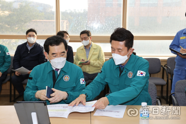 지난 8일 이창양(왼쪽) 산업부 장관이 포항 태풍 피해지역을 방문했을 당시 이강덕 포항시장이 철강산업단지 위기에 대한 국가적 차원의 지원을 요청하고 있다. 포항시 제공