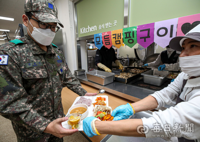 23일 오후 대구 제11전투비행단 병영식당에서 한 장병이 삼겹살, 과일 등으로 구성된 