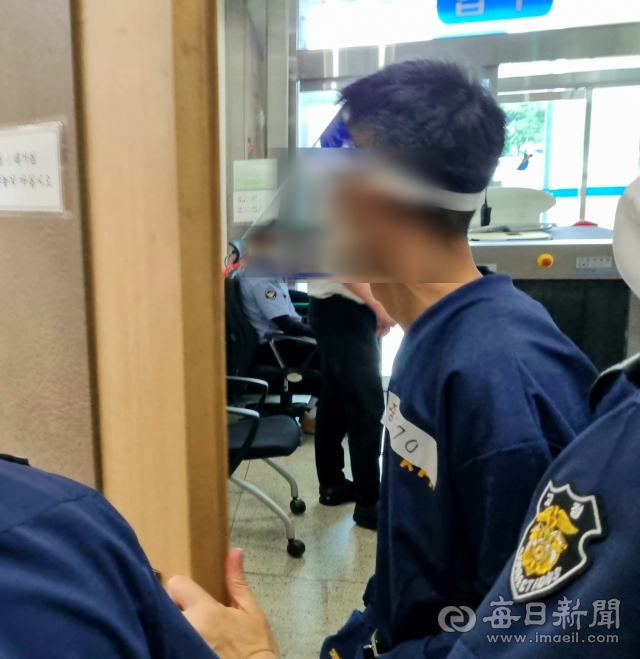 23일 대구지법에서 전날 검찰이 청구한 우리은행 전 지점장 A씨에 대한 구속 전 피의자 심문(영장실질심사)이 진행됐다. 김근우 기자 gnu@imaeil.com