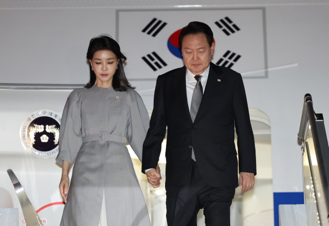 윤석열 대통령과 김건희 여사가 19일(현지시간) 미국 뉴욕 존 F. 케네디 국제공항에 도착, 공군 1호기에서 내리고 있다. 연합뉴스