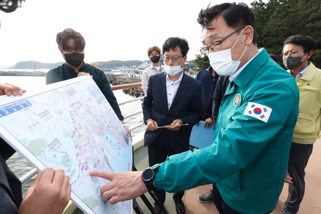 어명소 국토교통부 제2차관이 23일 포항 영일만 횡단대교 예정지 현장을 찾아 안전관리 실태를 점검하고 있다. 국토부 제공