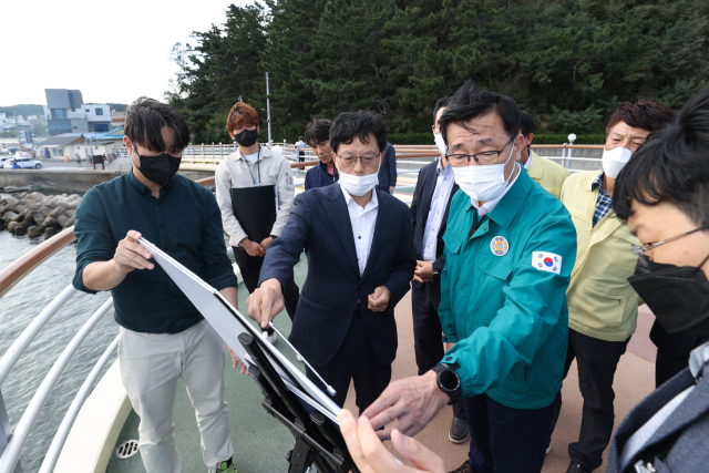 어명소 국토교통부 제2차관이 23일 포항 영일만 횡단대교 예정지 현장을 찾아 안전관리 실태를 점검하고 있다. 국토부 제공