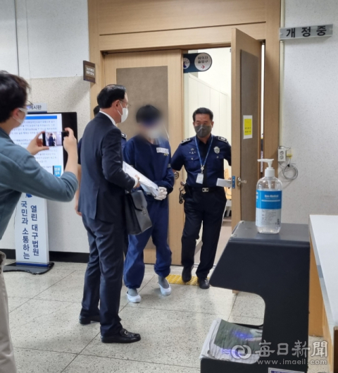 '이상 외환거래 가담 혐의' 우리은행 前 지점장 구속