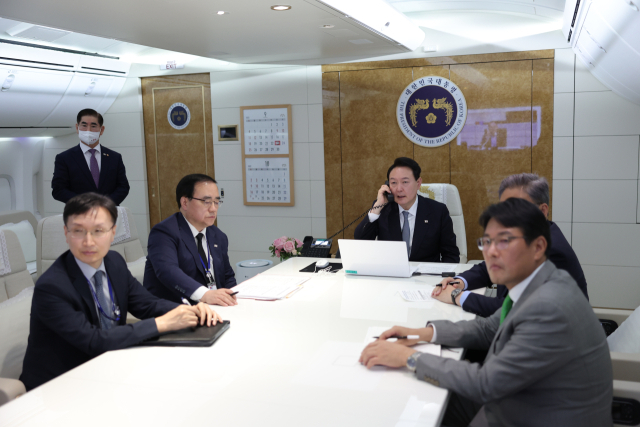 윤석열 대통령이 23일(현지시간) 캐나다 오타와 국제공항 공군1호기에서 영국, 미국, 캐나다 순방을 마치고 귀국하기 앞서 참모들과 안보상황점검회의를 주재하고 있다. 연합뉴스