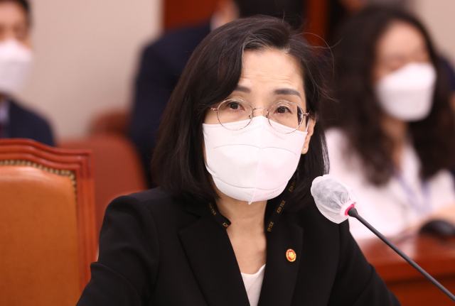 김현숙 여성가족부 장관이 20일 오전 국회에서 열린 여성가족위원회 전체회의 