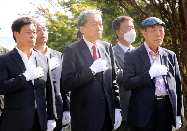 하토야마 유키오(鳩山由紀夫) 전 일본 총리가 24일 전북 정읍시 태인면에 있는 3·1운동 기념탑을 찾아 이학수 정읍시장 등과 함께 국기에 대한 경례를 하고 있다. 연합뉴스