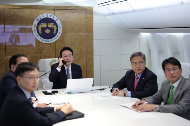 윤석열 대통령이 23일(현지시간) 캐나다 오타와 국제공항 공군1호기에서 영국, 미국, 캐나다 순방을 마치고 귀국하기 앞서 참모들과 안보상황점검회의를 주재하고 있다. 연합뉴스