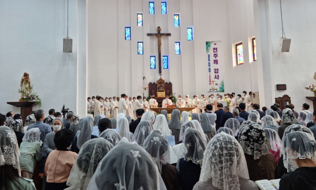 지난 24일 오후 설립 100주년 기념미사가 열리고 있는 문경 점촌동 성당. 고도현 기자
