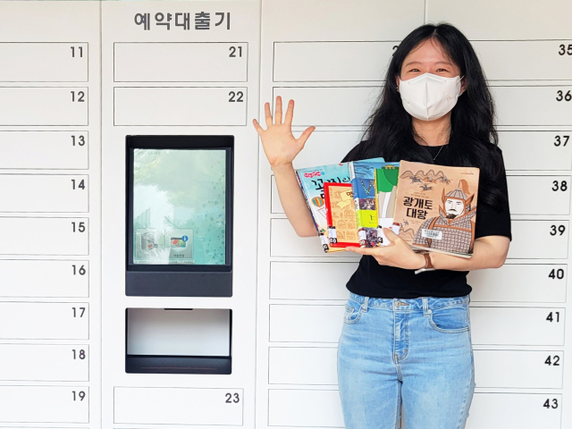 달성군립도서관은 지하 1층 출입구에 도서무인대출기를 설치, 회원이면 누구나 24시간 자유롭게 대출이 가능하다. 달성군 제공