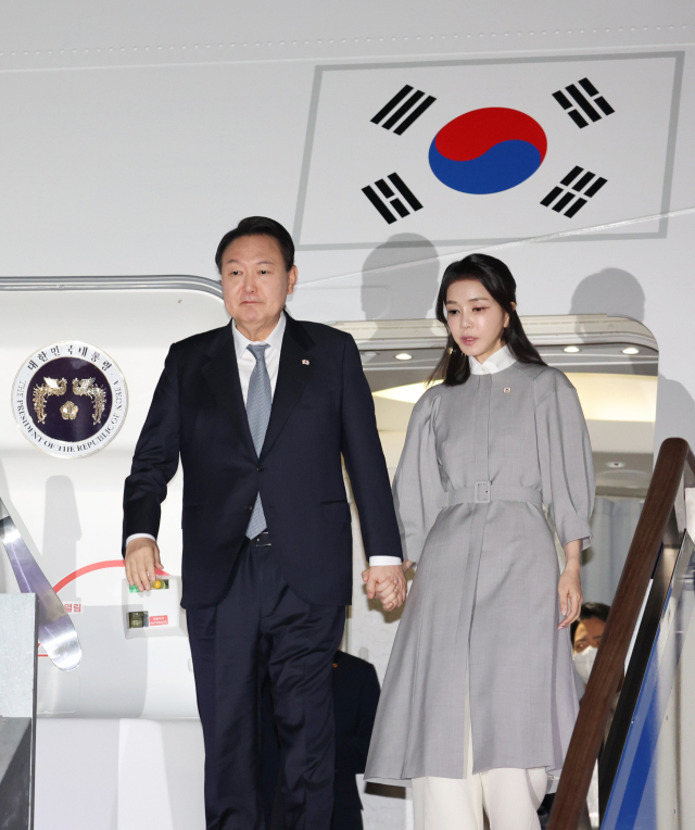 윤석열 대통령과 김건희 여사가 영국·미국·캐나다 순방을 마치고 24일 성남 서울공항에 도착, 공군 1호기에서 내리고 있다. 연합뉴스