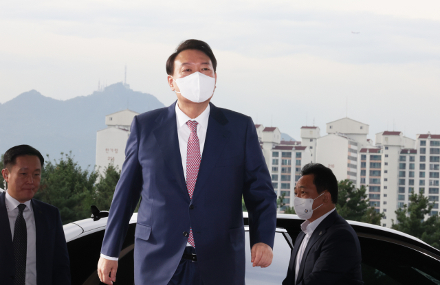 영국·미국·캐나다 순방을 마치고 귀국한 윤석열 대통령이 26일 오전 서울 용산 대통령실 청사로 출근하고 있다. 연합뉴스