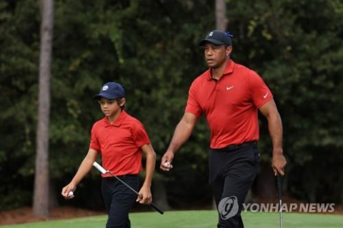 작년 12월 PNC 챔피언십에 나선 타이거 우즈와 찰리 우즈. AFP=게티이미지=연합뉴스