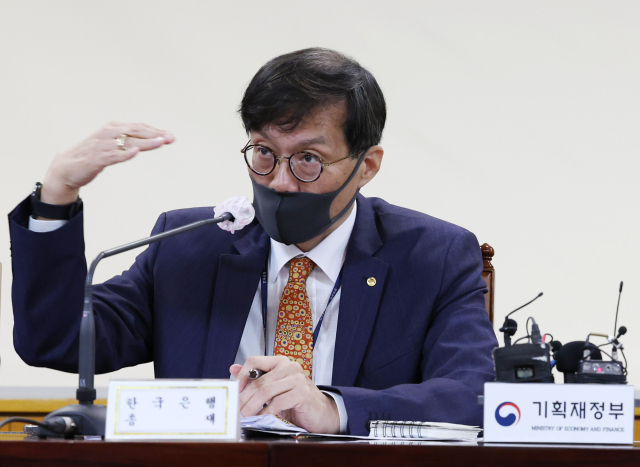 이창용 한국은행 총재가 22일 오전 서울 중구 은행회관에서 열린 비상거시경제금융회의를 마친 뒤 취재진의 질문에 답하고 있다. 연합뉴스