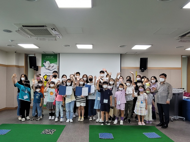 달성군립도서관이 주관한 어린이 독서골든벨 대회에서 입상한 어린이들이 기뻐하고 있다. 달성군 제공