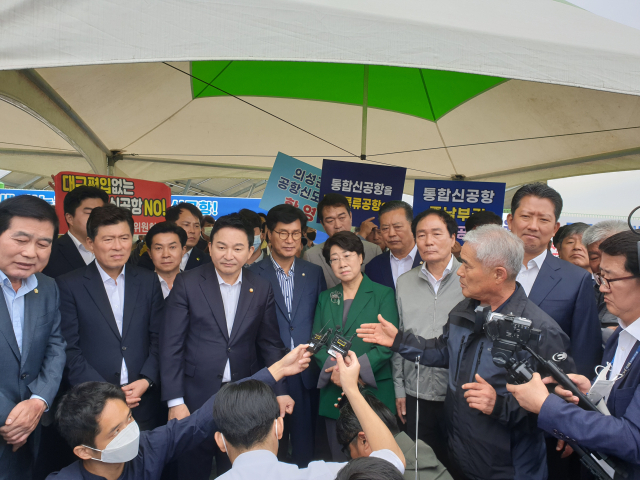 통합신공항 이전대상지를 찾은 원희룡 국토부 장관에게 박희용 의성군 새마을회장이 글로벌 물류공항으로 건설해줄 것을 건의하고 있다. 원 장관의 이날 현장 방문에는 이달희 경북도 경제부지사, 김주수 의성군수, 김진열 군위군수, 김장호 구미시장 등이 참석했다. 이현주기자