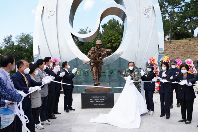 영천시 마현산공원에서 열린 월남전참전기념탑 준공식 모습. 영천시 제공