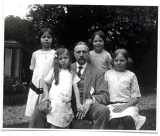 3대 에르메스 CEO, 에밀 에르메스(&Eacute;mile Herm&egrave;s)와 그의 네 딸들, 1922년 (출처: www.hermes.com)