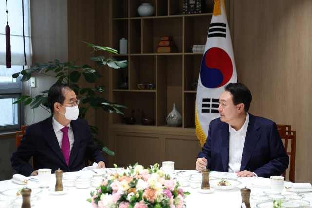 윤석열 대통령이 26일 서울 용산 대통령실 청사에서 열린 국무총리 주례회동에서 한덕수 국무총리와 대화하고 있다. 연합뉴스