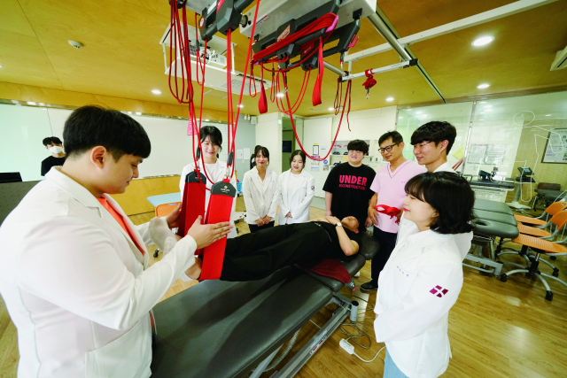 대구보건대 물리치료과 학생들의 실습 모습. 대구보건대 제공