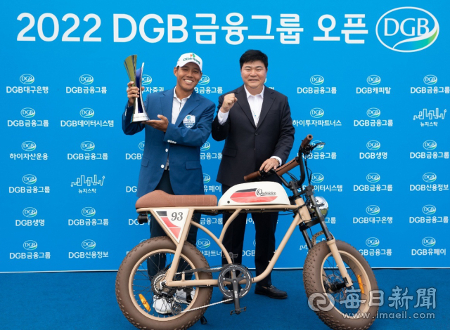 왼쪽부터 DGB금융그룹오픈 우승자 문도엽 선수, 엘유엘코리아 김홍현 회장