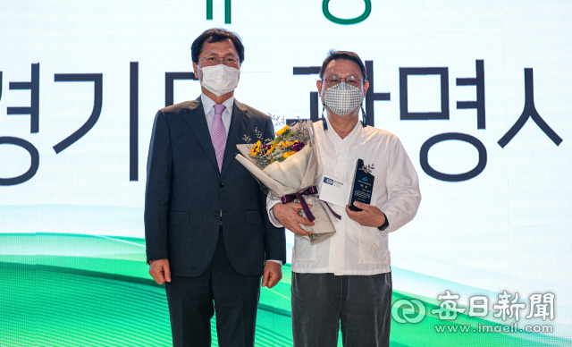 26일 오후 대구 호텔수성 피오니홀에서 열린 제28회 늘푸름환경대상 시상식에서 대상을 수상한 경기도 광명시의 기후에너지과 박민관(오른쪽) 과장이 정창룡 매일신문 사장과 기념촬영을 하고 있다. 안성완 기자 asw0727@imaeil.com